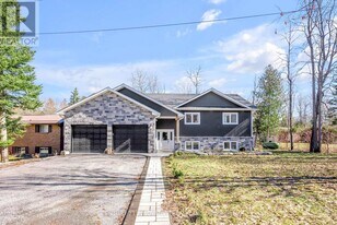 7 Duncan Dr in Kawartha Lakes, ON - Building Photo