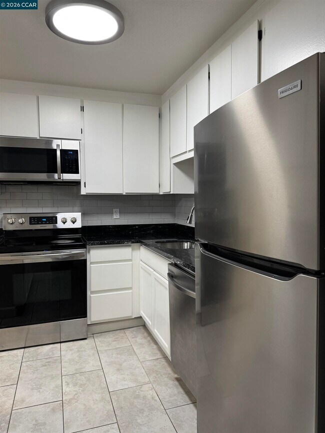 1725 Landana Dr in Concord, CA - Foto de edificio - Building Photo