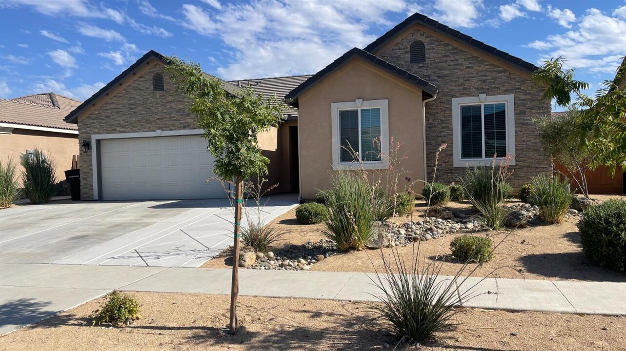 2286 Cortner St in Hanford, CA - Building Photo