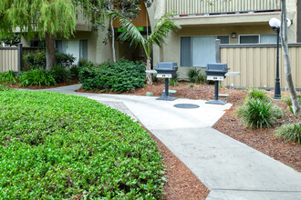 Casitas Casa Real Apartments in Oxnard, CA - Foto de edificio - Building Photo