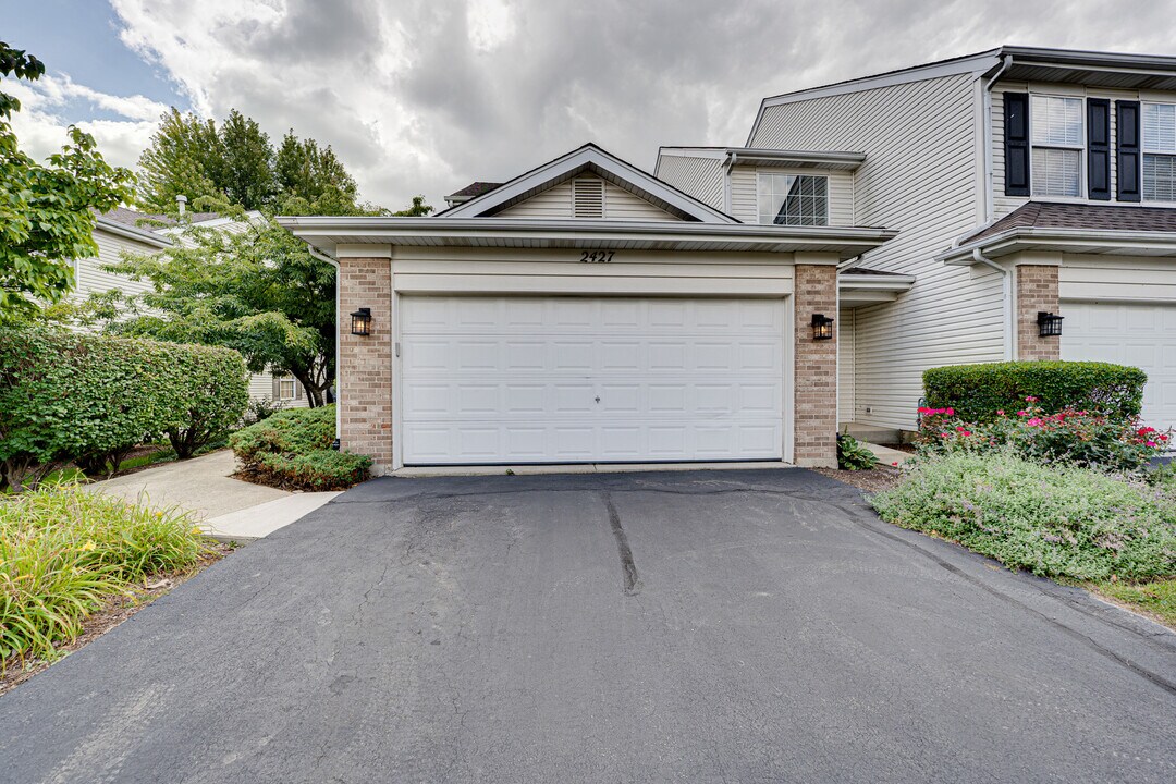 2427 Stoughton Cir in Aurora, IL - Foto de edificio
