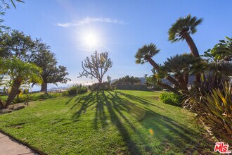 843 Enchanted Way in Los Angeles, CA - Building Photo - Building Photo