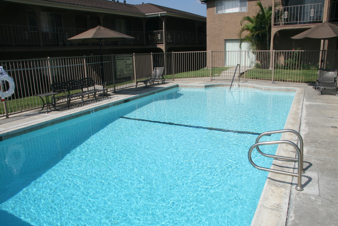 Villa De Oro Apartments in Whittier, CA - Building Photo