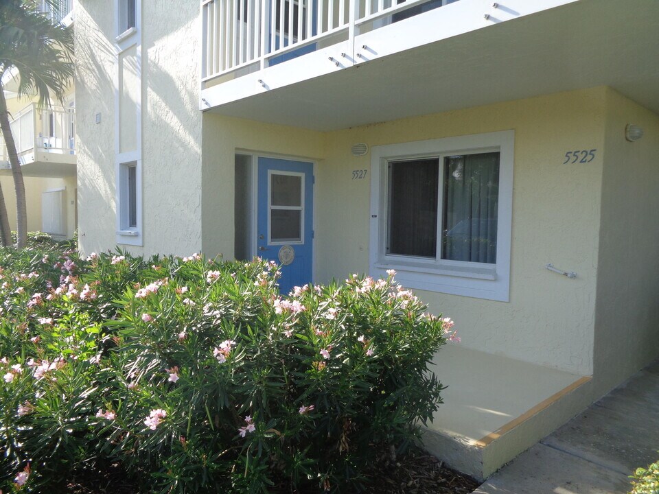 5527 NE Gulfstream Way in Stuart, FL - Building Photo