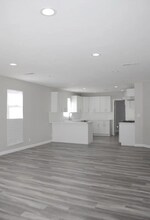 2215 S Highland Ave in Los Angeles, CA - Building Photo - Building Photo