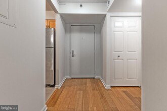 10101 Grosvenor Pl in North Bethesda, MD - Building Photo - Building Photo
