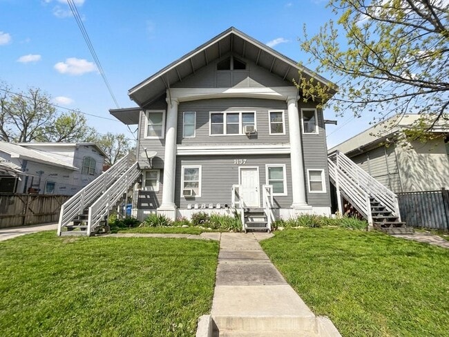 property at 1137 W Ashby Pl