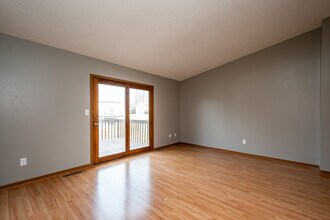 2213 9th St in Coralville, IA - Foto de edificio - Building Photo