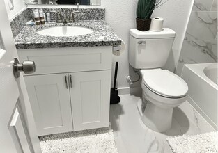 8124 Sterlingshire St, Unit Private room in Houston, TX - Foto de edificio - Building Photo