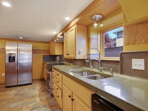 359 6th St in Astoria, OR - Foto de edificio - Building Photo