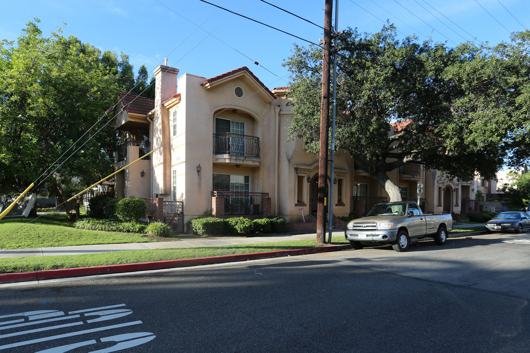 701 S Adams St in Glendale, CA - Building Photo