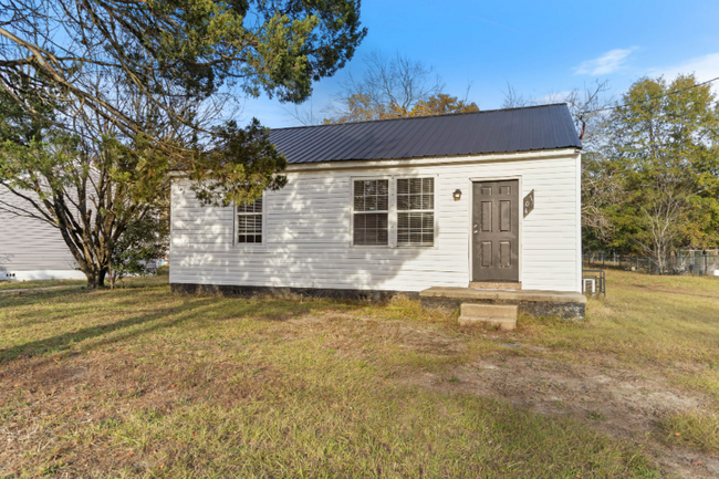 704 Saunders St in Raeford, NC - Building Photo - Building Photo