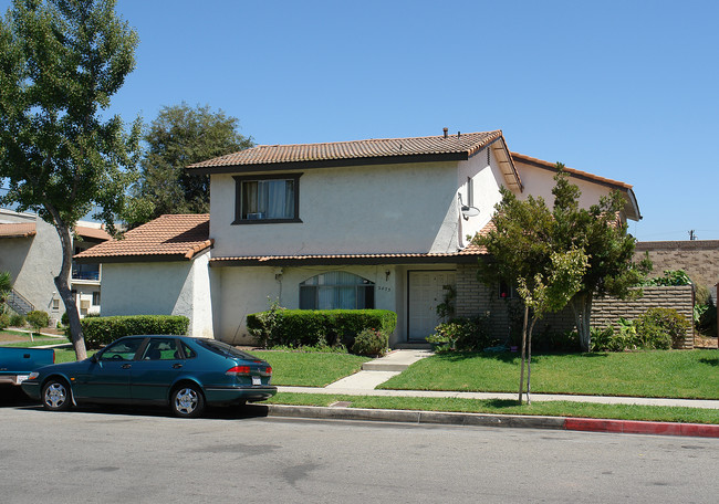 2075 N Highland St in Orange, CA - Foto de edificio - Building Photo