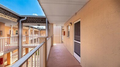 1330 Glen Oaks Dr E in Sarasota, FL - Building Photo - Building Photo