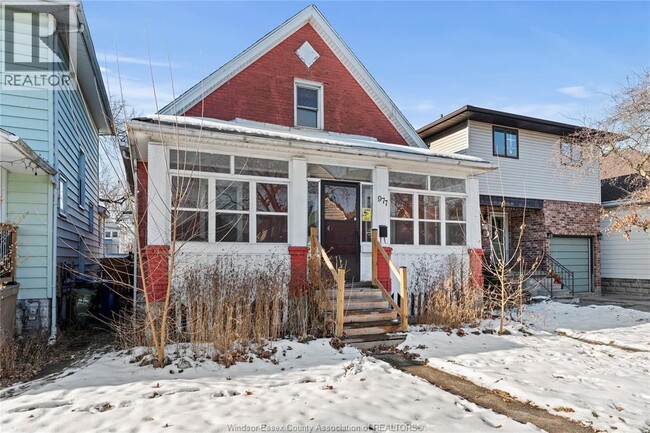 977 Gladstone Ave in Windsor, ON - Foto de edificio - Building Photo