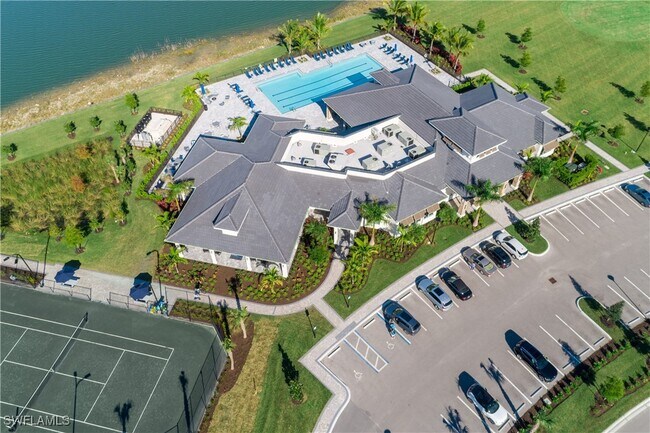 18460 WildBlue Blvd in Ft. Myers, FL - Foto de edificio - Building Photo