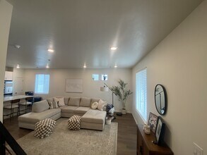 37 N Veranda Ct in Saratoga Springs, UT - Building Photo - Building Photo