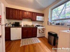 1563 Beacon St, Unit 2 in Brookline, MA - Foto de edificio - Building Photo
