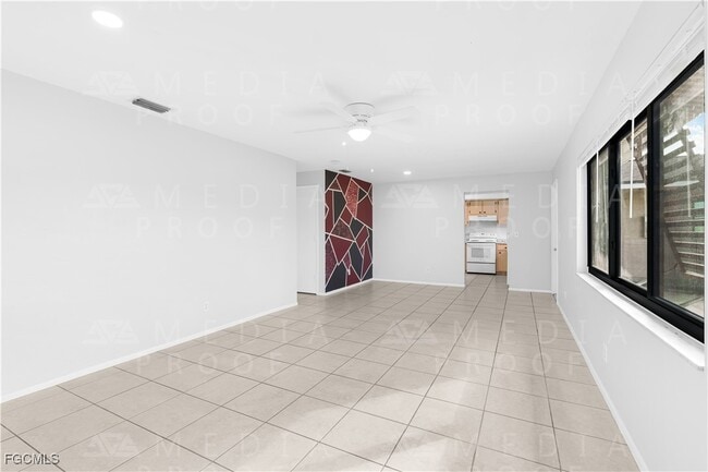 2935 SE 15th Pl in Cape Coral, FL - Foto de edificio - Building Photo