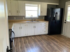 2820 Fisher Hill Rd in Baytown, TX - Building Photo