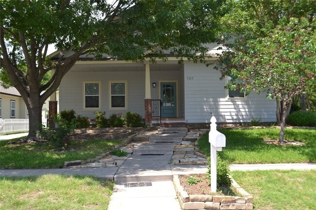 709 Roberts St