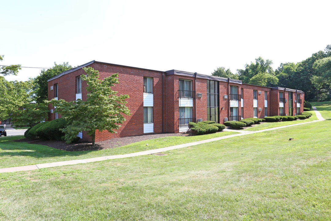 Forest Park in Rocky Hill, CT - Foto de edificio