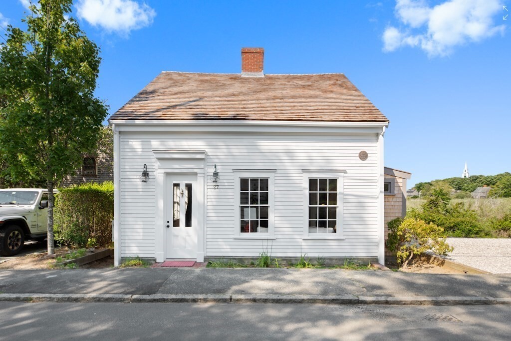 27 N Liberty St in Nantucket, MA - Building Photo