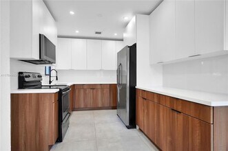 1801 NE 175th St in North Miami Beach, FL - Building Photo - Building Photo