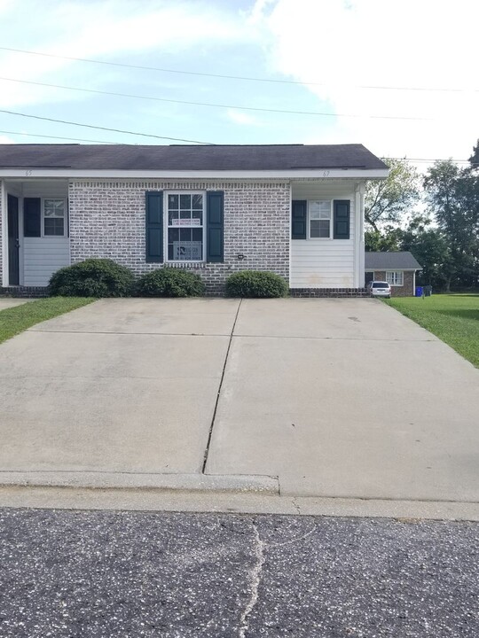 67 Coats Cir in Benson, NC - Building Photo