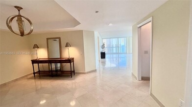 16400 Collins Ave in Sunny Isles Beach, FL - Foto de edificio - Building Photo