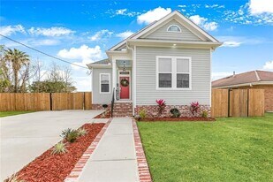 2201 Esteban St in Arabi, LA - Building Photo