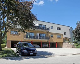 160 Pinegrove Ave in Toronto, ON - Building Photo