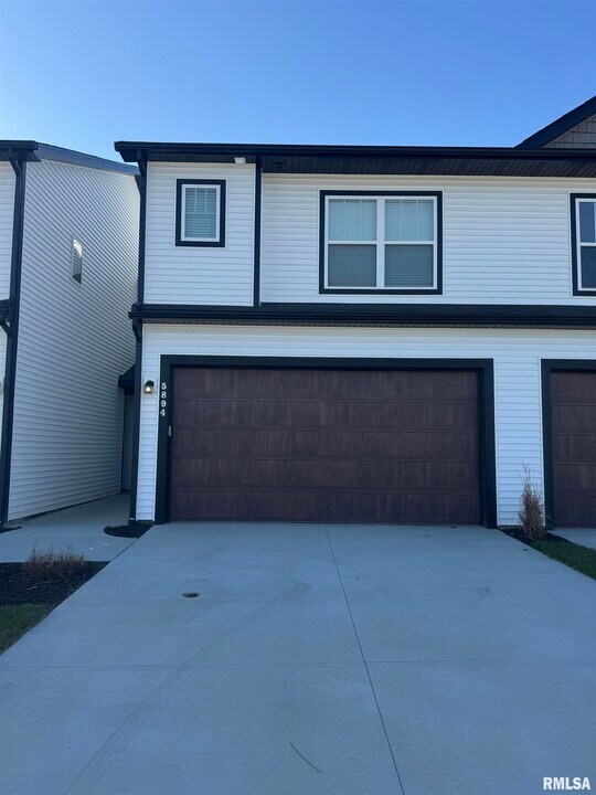 5894 Butterfield Ct in Bettendorf, IA - Building Photo