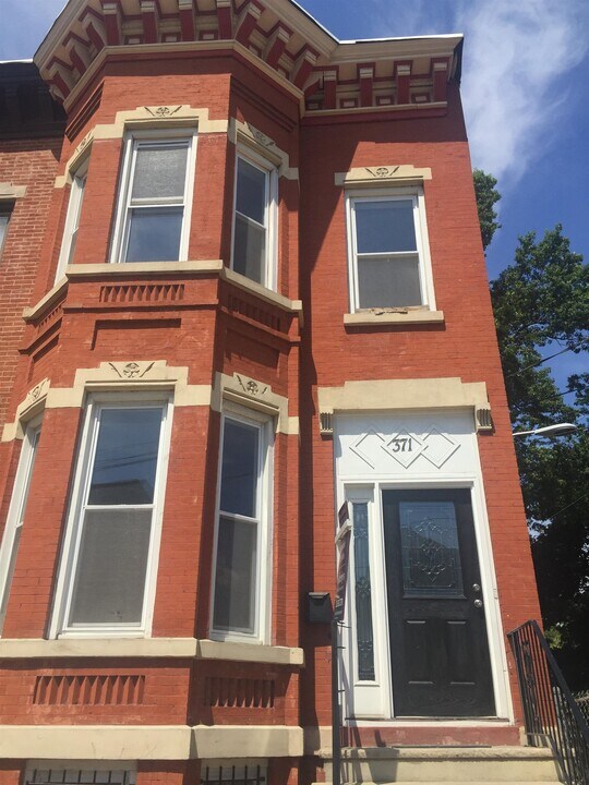 371 Bergen Ave in Jersey City, NJ - Building Photo