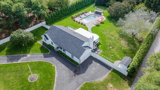 525 Rocky Point Rd in East Marion, NY - Building Photo - Building Photo