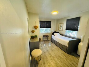 2205 Roosevelt St in Hollywood, FL - Building Photo - Building Photo