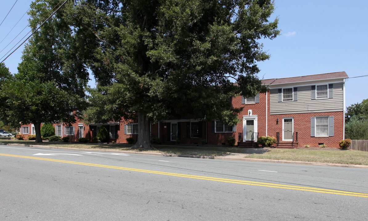 100 Ivey Rd in Graham, NC - Foto de edificio