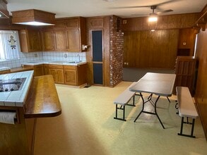 825 Mathew St in Porterville, CA - Foto de edificio - Building Photo