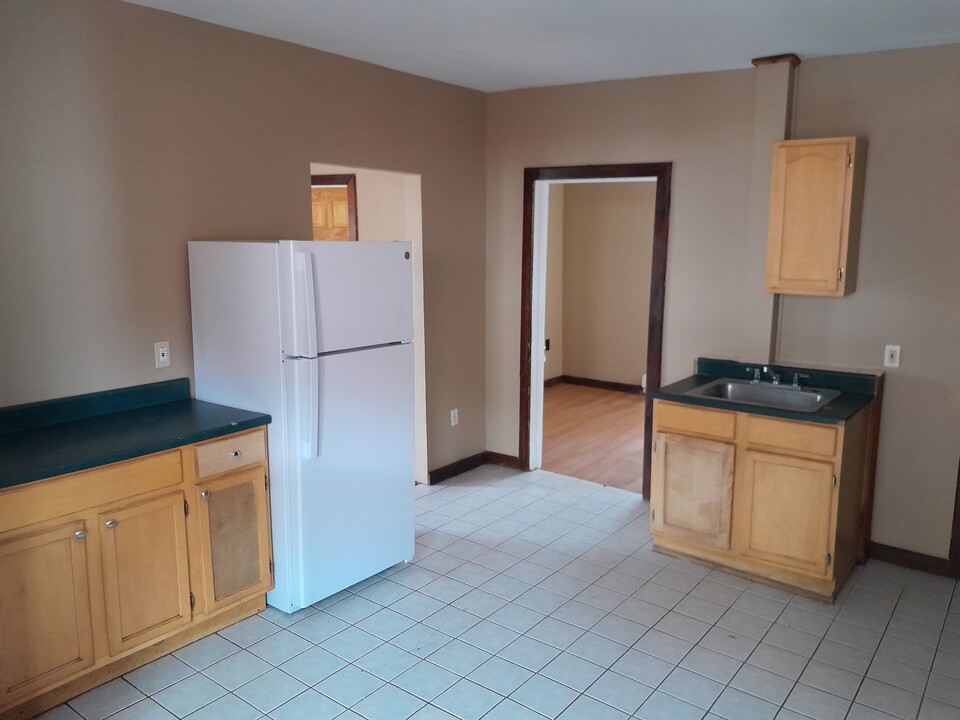 46 Reid St, Unit Apt 4 in Amsterdam, NY - Building Photo