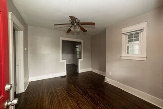 2413 Emmett Ave in Nashville, TN - Foto de edificio - Building Photo