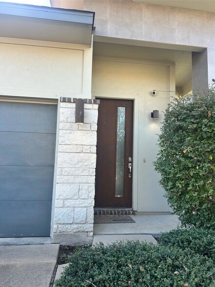 8021 Izetta Ln in Austin, TX - Foto de edificio