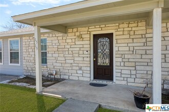 1515 S Medina St in Lockhart, TX - Foto de edificio - Building Photo