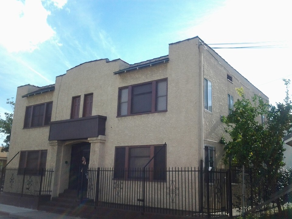 930 E 11th St in Long Beach, CA - Building Photo