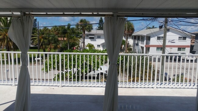 7309 Coquina Way, Unit #2 in St Pete Beach, FL - Foto de edificio - Building Photo