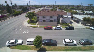 8472 Tamaru Dr in Huntington Beach, CA - Foto de edificio - Building Photo