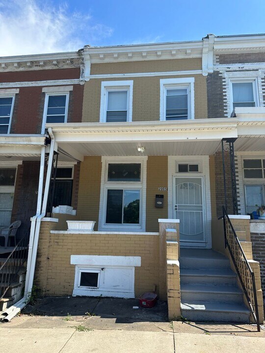 2005 Sinclair Ln in Baltimore, MD - Building Photo