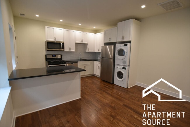 3232 N Clark St, Unit 2F in Chicago, IL - Building Photo - Building Photo