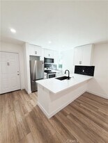 17000 Burbank Blvd, Unit 305 in Los Angeles, CA - Building Photo