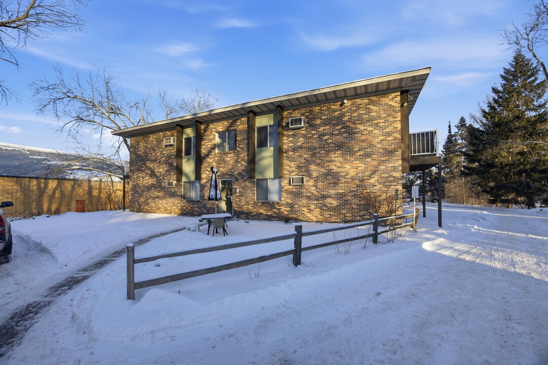 844 4th St SW in Forest Lake, MN - Foto de edificio