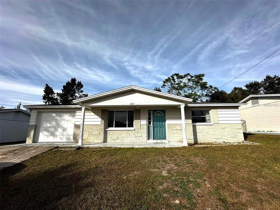 5027 Farley Dr in Holiday, FL - Building Photo